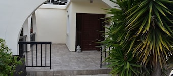 Cosy 2 bedroom Villa In Sea Caves, Less than 5 Minutes Walk to the Sea