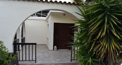 Cosy 2 bedroom Villa In Sea Caves, Less than 5 Minutes Walk to the Sea