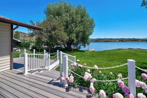 Lakefront single story house on Hauser Lake