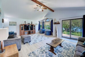 Televisor, llar de foc i llibres 