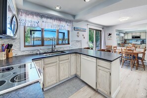 雪櫃、微波爐、焗爐、爐具