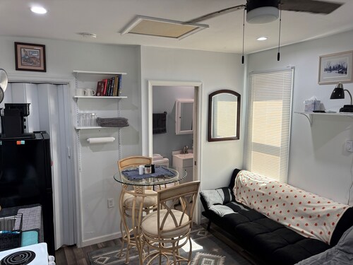 Charming 1-bedroom cottage with AC, WiFi in downtown Hanover, PA