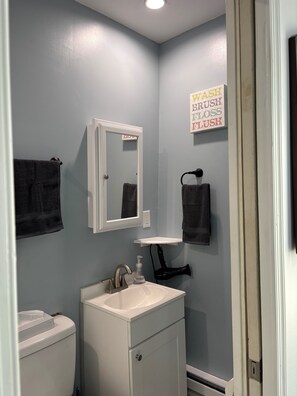 Dusche, Haartrockner, Handtücher, Toilettenpapier