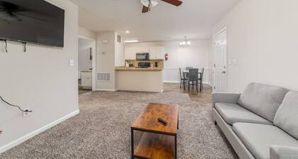 Modern 1BR With Pool and Parking Access