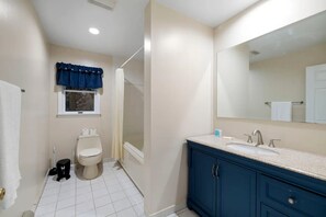 House | Bathroom - Cozy Winter Escape 1 Hr From NYC Trails Nearby (Suffern)