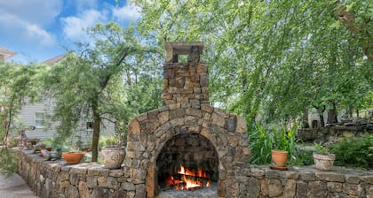 Scenic Spring Home With Outdoor Dining Charm