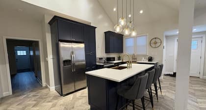 Cozy Value Modern Home for 16 Guests Fast Wifi