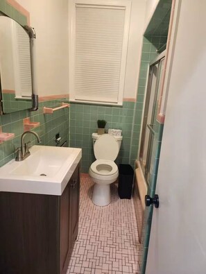 House | Bathroom - Budget-friendly Home Sleeps 16 Wifi Close to Minyan (Woodridge)