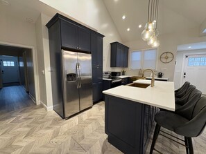 House | Private kitchen - Budget-friendly Home Sleeps 16 Wifi Close to Minyan (Woodridge)