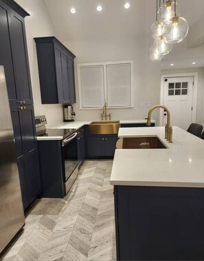 House | 7 bedrooms - Budget-friendly Home Sleeps 16 Wifi Close to Minyan (Woodridge)