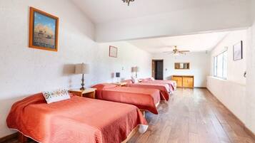 6 bedrooms, WiFi, bed sheets