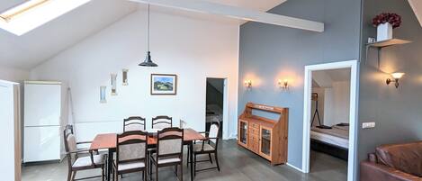 Apartamento, 3 habitaciones, no fumadores, cocina | Zona de estar | Televisión de pantalla plana de 34 pulgadas con canales por cable