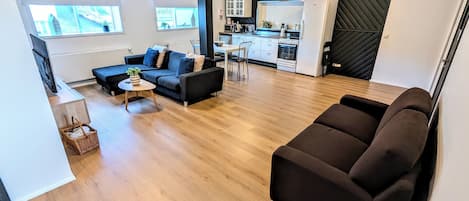 Comfort Apartment, 2 Bedrooms, Non Smoking, Kitchen | Private kitchen | Toaster, cleaning supplies, paper towels