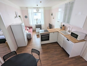 Classic-Apartment, 2 Schlafzimmer, Nichtraucher, Küche | Eigene Küche | Toaster, Reinigungsartikel, Küchenrolle