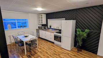 Apartamento conforto, 2 quartos, para não fumantes, cozinha | Cozinha privada | Lava-louças, torradeira, produtos de limpeza, toalhas de papel