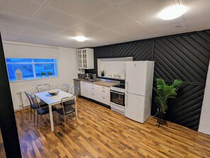 Comfort Apartment, 2 Bedrooms, Non Smoking, Kitchen | Private kitchen | Toaster, cleaning supplies, paper towels