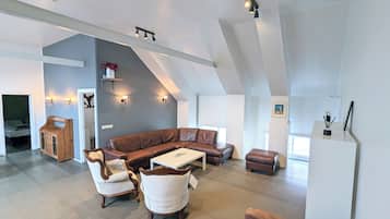 Apartment, 3 Bedrooms, Non Smoking, Kitchen | Living area