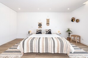 4 bedrooms, desk, iron/ironing board, travel crib