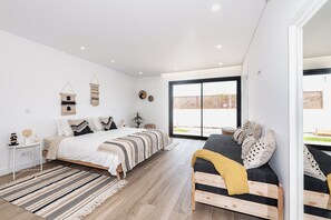 4 makuuhuonetta, työpöytä, silitysrauta/-lauta, vauvan matkasänky