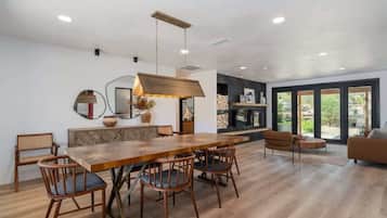 House (4 Bedrooms) | In-room dining