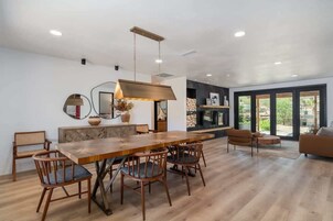 House (4 Bedrooms) | In-room dining