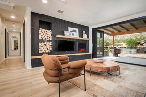 House (4 Bedrooms) | Living area