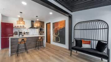 ํ์ฐ์ค (4 Bedrooms) | ์ ์ฉ ์ฃผ๋ฐฉ | ์ ์๋ ์ธ์ง, ์ค๋ธ, ์ปคํผ/ํฐ ๋ฉ์ด์ปค, ์กฐ๋ฆฌ ๋๊ตฌ/์ ์/์ฃผ๋ฐฉ ๊ธฐ๊ตฌ