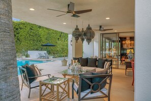 Outdoor dining - Canyon House Palm Springs - Hollywood Glamour Meets Desert Cool! (Palm Springs)