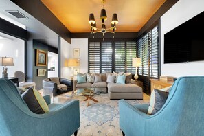 TV connectée, cheminée, livres, chaîne hi-fi