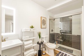 Hus Design (3 Bedrooms) | Badrum | Hårtork, handdukar, tvål och schampo
