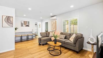 ๋์์ธ ํ์ฐ์ค (3 Bedrooms) | ์๋ฐ ์์ค ์ ๋ฉด