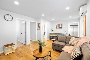 Design huis (3 Bedrooms) | Woonkamer | Een 43-inch ledtelevisie met kabelzenders