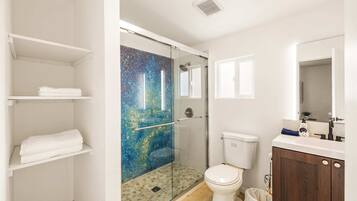 Design House (3 Bedrooms) | Bathroom | Hair dryer, towels, soap, shampoo