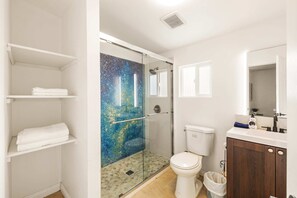 Design huis (3 Bedrooms) | Badkamer | Een haardroger, handdoeken, zeep, shampoo