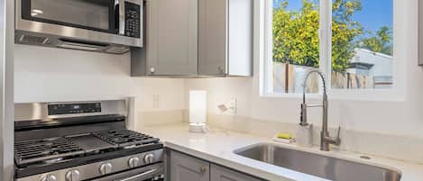 Maison Design (2 Bedrooms) | Cuisine privée | Réfrigérateur, four à micro-ondes, un four, cafetiÚre-théiÚre