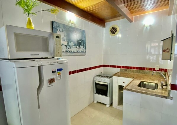 Microwave, stovetop - Armação dos Buzios - Only Seasons in Tartaruga Beach, super furnished house (Vila Caranga Armação dos Búzios)