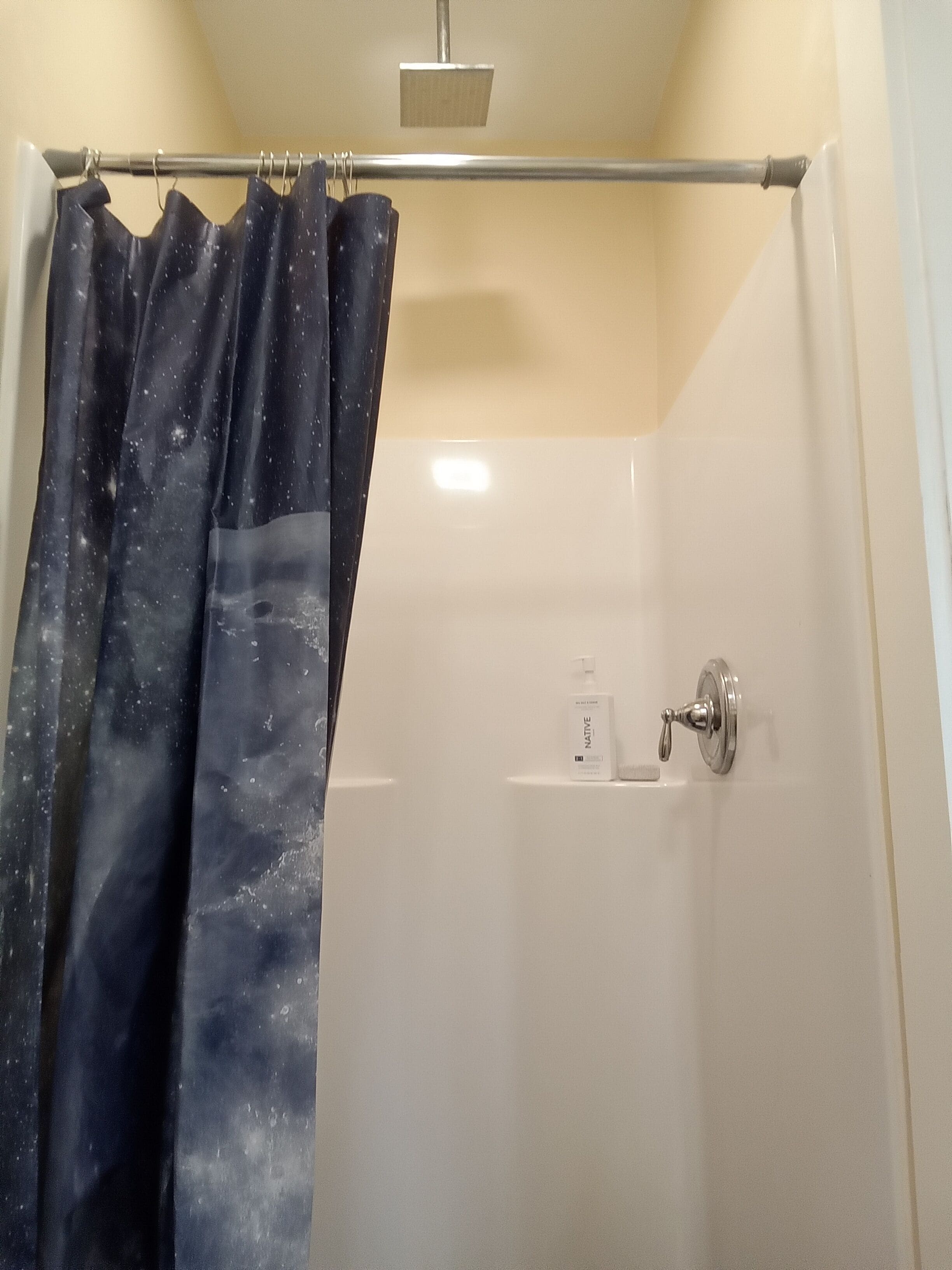 Een douche, een haardroger, handdoeken, zeep