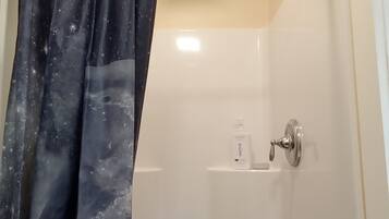 Een douche, een haardroger, handdoeken, zeep