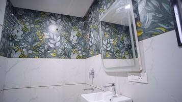 Deluxe dubbelrum - utsikt mot staden | Badrum | Dusch, gratis toalettartiklar, handdukar och tvål