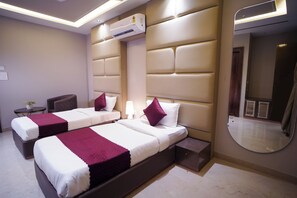 Executive-Zimmer, Stadtblick | Schreibtisch, laptopgeeigneter Arbeitsplatz, kostenloses WLAN