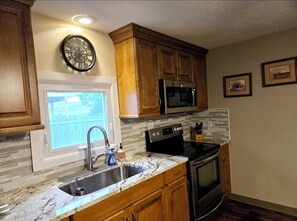 Jääkaappi, mikroaaltouuni, uuni, liesi