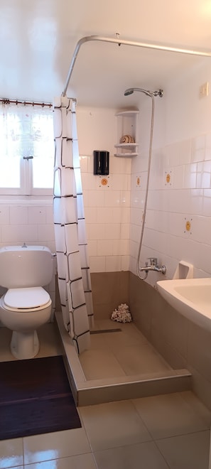 Hair dryer, towels, soap, toilet paper - PAP'S HOUSE  (Rodes)