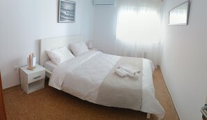 2 bedrooms, iron/ironing board, WiFi, bed sheets - PAP'S HOUSE  (Rodes)