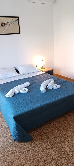 2 habitaciones, tabla de planchar con plancha, wifi y ropa de cama 