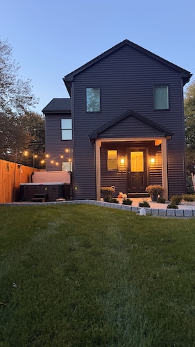 Charming 3-bedroom house in lovely Leola with Hot Tub