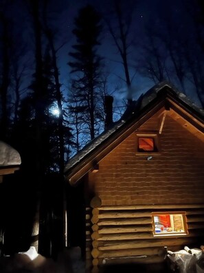 Exterior - Mini chalet Le Tourne-Bille, authentic log construction. (Saguenay)