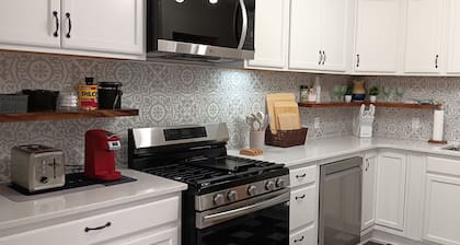 Charming 3-bed/2-bath apartment with AC, WiFi, near Washington DC & Seneca Park