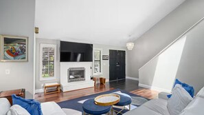 Smart TV, fireplace - Sonoma Active Retreat Near Plaza Hot-Tub Sports (Sonoma)