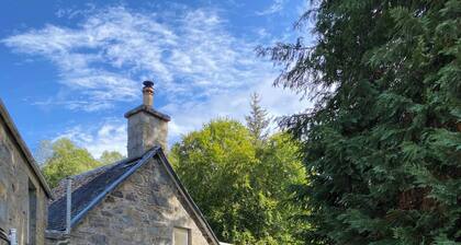 Cozy cottage from 1840 on the beautiful Loch Rannoch in Scotland