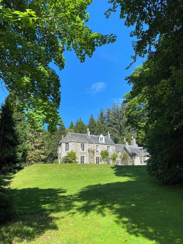 Cozy cottage from 1840 on the beautiful Loch Rannoch in Scotland